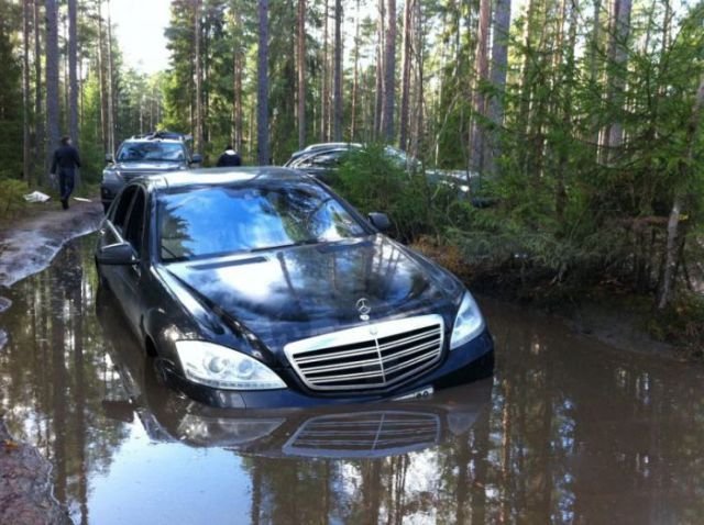 Egy Mercedes S-osztály természetes közege az autópálya, nem pedig a mindent elnyelő orosz erdei sártenger