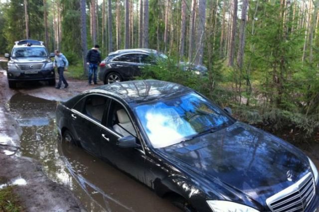 Rejtély miért került szorult helyzetbe a Mercedes, talán fogadás?