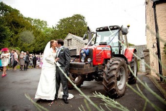 Traktoros esküvő tehénnásznéppel
