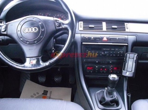 Tükörfényes kormány és váltógomb, ez az Audi oda-vissza megjárta az Alfa-Kentaurit 