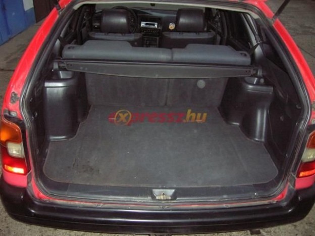 Jó állapotban a kamaszkorú japán poggyásztere