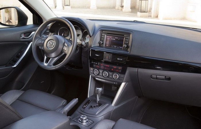 Kipróbáltuk: Mazda CX-5 – Önök kérték! 6 Ahogy kinéz, le sem tagadhatná a műszerfal, hogy egy Mazdából való. Ez a minőségre is igaz, vagyis az összeszerelés kiváló, a puha műanyagokkal azonban még mindig hadilábon áll a márka. Csak a műszerfal tetejét borítja ilyen réteg
