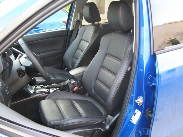 Igazi mindent tudó az ülés. Nem kimondottan kagylósított és sportos, ezért nem nehezíti a beszállást, mégis jól támaszt. 