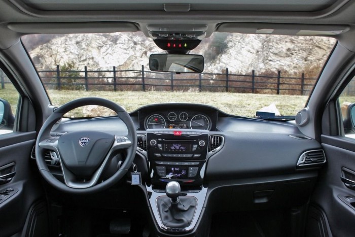 Végre egy igazán rossz autó 9 | Vezess A beltér esztétikailag egész kellemes