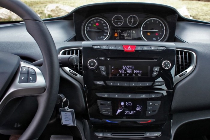 Végre egy igazán rossz autó 10 | Vezess Nem praktikus a vezető légrostélyának elhelyezése, alig lehet hozzáférni