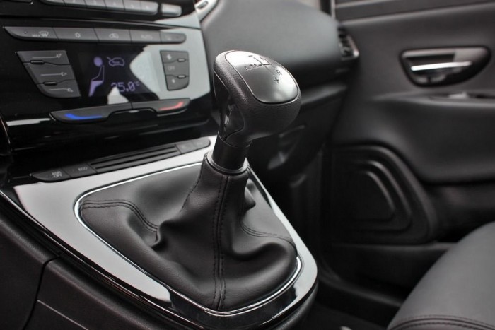 Végre egy igazán rossz autó 12 | Vezess A robotváltó karja megmagyarázhatatlanul hosszú utakon jár, a séma és a működés eltér a hagyományos automatákétól