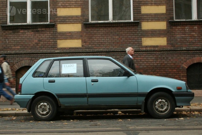 Fölösleges nagy betűkkel kiírni, hogy eladó, mert ez nyilvánvaló a papírból. Az ár és a telefonszám legyen félkövéren és minél nagyobb betűvel ráírva a papírra