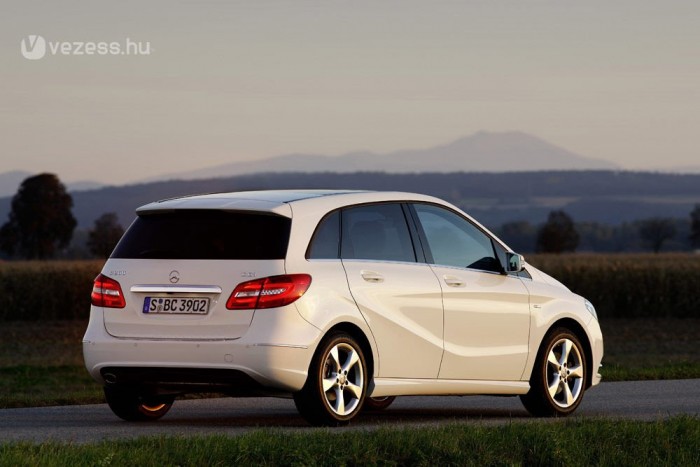 Már kétezren a magyar Mercinél 3