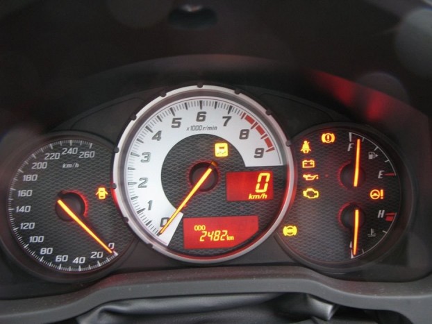 Digitális és analóg kilométeróra, 7500-nál kezdődő piros mező, meg persze kikapcsolható ESP a pehelysúlyú GT 86-ban 