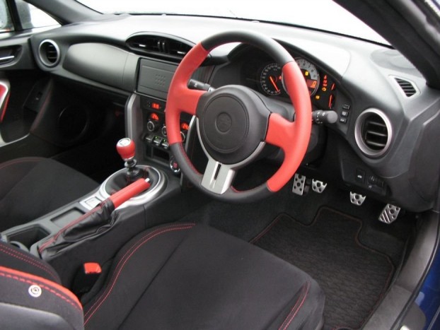 Hoppá, rossz helyre szerelték a kormányt! Súlycsökkentést miatt kihagyták a navigációt, nem mintha égető szükség lett volna rá a pályán 