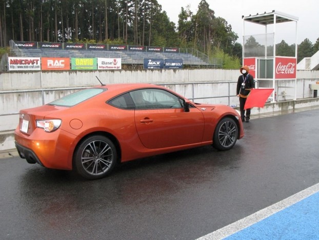 Sodegaura boxutcájából szakadó esőben hajtottam ki a GT 86-tal. Hamarosan beszámolok a vezetésről, addig barátkozzanak a Celica-utód formájával