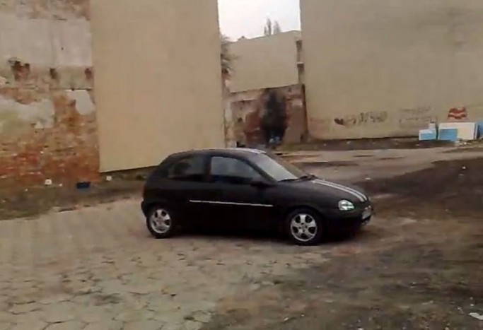 Falrombolás Opel Corsával