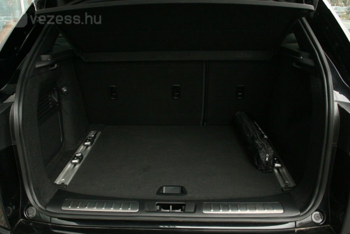 A csomagtér nem éppen hatalmas, de legalább praktikus