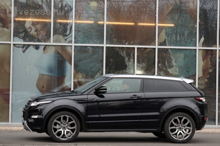 A brutális magasságba emelkedő övvonal és az alacsonyra húzott tető együttese szokatlan, de lendületes arányokat kölcsönöz az autónak