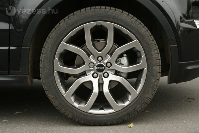 20 colos, hatalmas kerekek sörnyitómintával