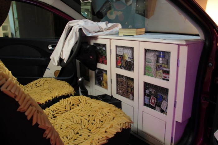 Csőtésztás üléshuzat és konyhaszekrény
