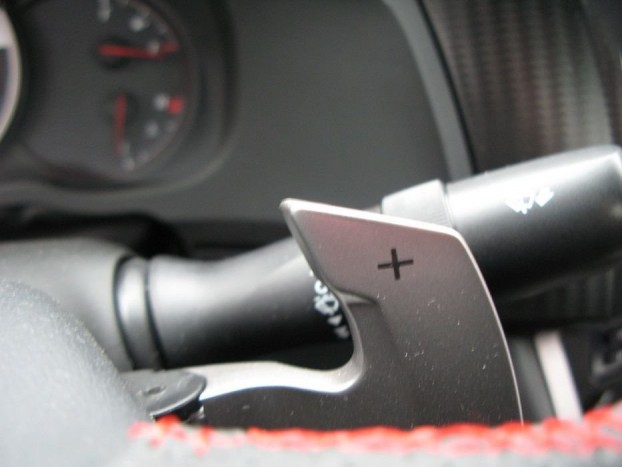 Ahogy egy sportautótól illik, kézi üzemmódban kormány mögötti fülekkel lehet váltani. Gyorsak a kapcsolások, és emberfüggők, vagyis a legnagyobb, 7450/perces fordulatszám elérésekor a váltó nem kapcsol fel magától - csak ha meghúzzuk a kart. Azt, hogy mikor érdemes váltani, hang és fény is jelzi