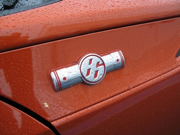 Utalás a nagy elődre. A GT 86 emblémájában a 86-os szám a hangsúlyos, ami japánul úgy hangzik, hogy hachi-roku. Vagyis éppen úgy, ahogy mindenki az AE86 jelzésű Corolla kupét emlegeti. Az első próba alapján a GT 86 nem hoz szégyent legendás elődje fejére