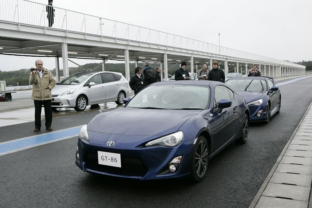 Valamivel vagányabban nézett ki az FT 86 jelű tanulmányautó, de azért a széria GT 86-nak sincs oka a szégyenkezésre. Nagyon megkönnyítette a motorháztető laposan tartását a Subaru eredetű, de Toyota befecskendezéses négyhengeres boxermotor beépítése. Legnagyobb teljesítménye 200 lóerő, legnagyobb nyomatéka 205 Nm. Pont megvan literenként a 100 lóerő, ami egy szívómotortól kimagasló eredmény (a tömeggyártók közül a Honda nyújtott jelentősen többet az S2000-ben: literenként 120 lóerőt)