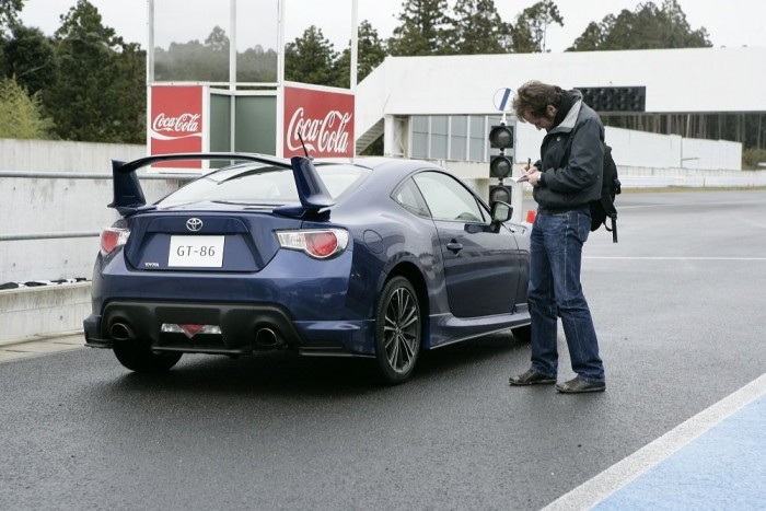 Még 130 centi magas sincs a GT 86. A hossza 424 centi, a tengelytávja 257 centi. Ez a két adat majdnem pontosan annyi, mint a VW Scirocco-é, ami viszont magasabb (140 cm). A hátsó lámpák nem túl divatosak, a diffúzor ellenben elég látványos. A nagy szárny csak a speciálisan felkészített (küszöbspojler, négypontos öves merev kagylóülés, nyitott kipufogórendszer, stb.) kivitelhez jár.