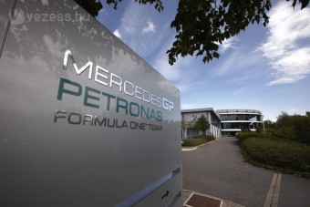 F1: Késni fog az új Mercedes