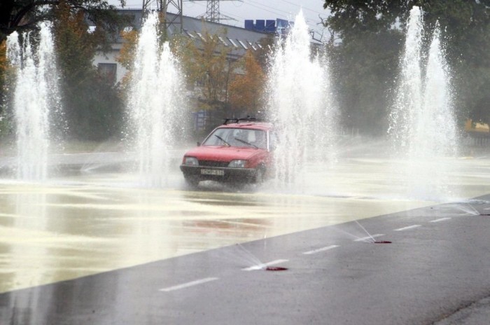 A biztonságban átélhető baleset élménye 6 | Vezess A felbukkanó vízfalak zebrára óvatlanul lelépő szatyros nagyikat szimbolizálnak