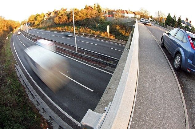 Betontömböket dobálnak az autópályán hajtókra 4