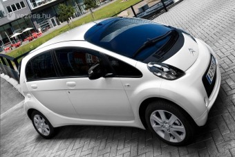 Villanyautókat vett az áramszolgáltató