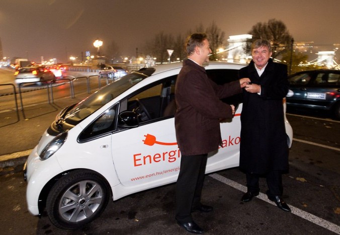 Villanyautókat vett az áramszolgáltató 3