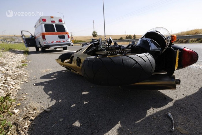 Első útján meghalt a friss jogsis