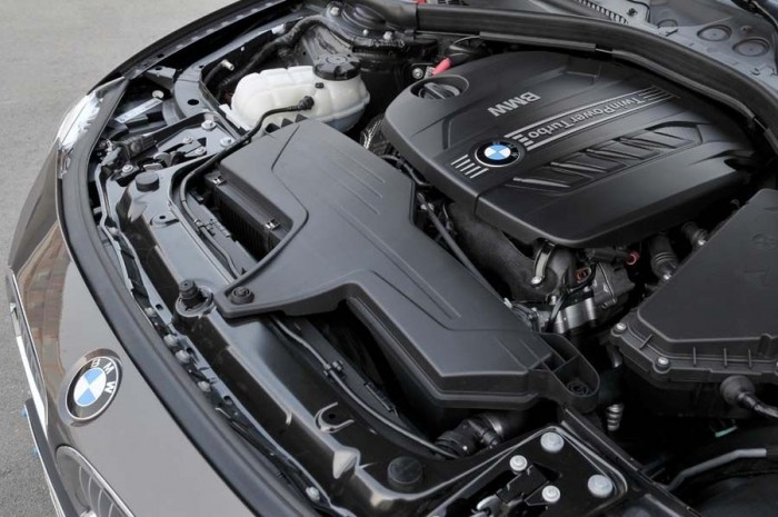 Automatával csak 4,4 liter a 320d motor szabványos fogyasztása, ugyanez az autó Efficient Dynamics csomaggal 4,1 litert tud