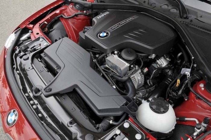 Egyelőre a 328i a benzines alapmotor, de jövő év elején jön a 320i 184 lóerővel. A turbó hathengeres 335i már most is kapható