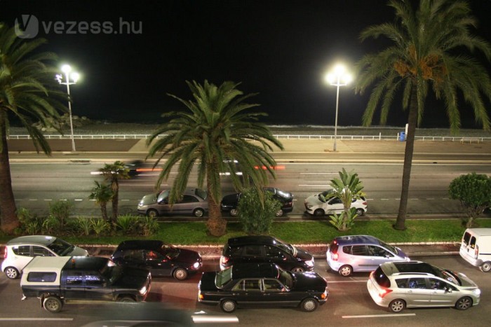 Bajban a Passat és a Mondeo? 6 | Vezess Nem aprózta el a Kia, Nizzában volt a bemutató. A sötétben a tenger rejlik, de a kép a W 126-os Mercedes miatt készült