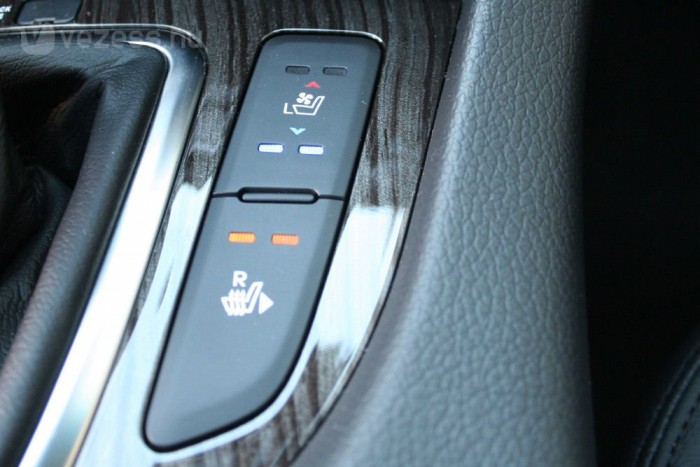 Bajban a Passat és a Mondeo? 12 | Vezess Ülésszellőztetés is jár a vezetőnek az EX Premum kivitelben a fűthető kormány mellé