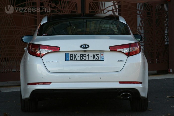 Bajban a Passat és a Mondeo? 13 | Vezess Hétmillió forint alatt lesz az Optima alapára, a dízel félmillióval kerül többe a 170 lóerős benzinesnél