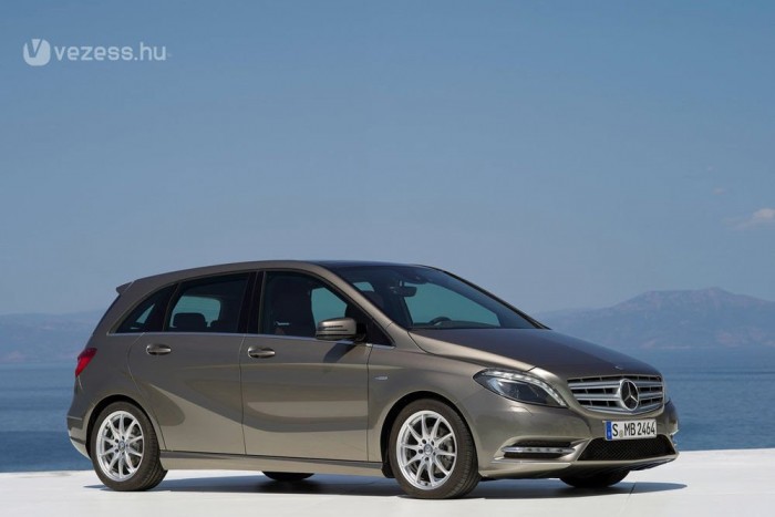 Az államfő kipróbálta a magyar Mercit 3