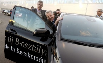 Az államfő kipróbálta a magyar Mercit