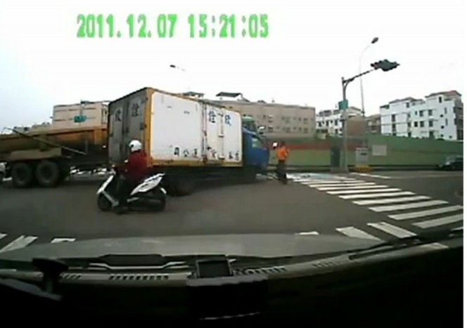 Szélvédőn repült ki a kamionsofőr