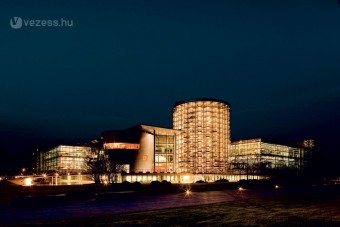 10 éves az üvegfalú autógyár