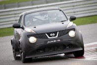 A Nissan kitalálta, Ray Mallock csapata megépítette, az autóMAGAZIN vezette, mi az? Úgy bizony, a GT-R motoros Juke,  485 lóerővel, összkerékhajtással és nagyon gonosz külsővel. Videós élménybeszámoló Silverstone-ból.