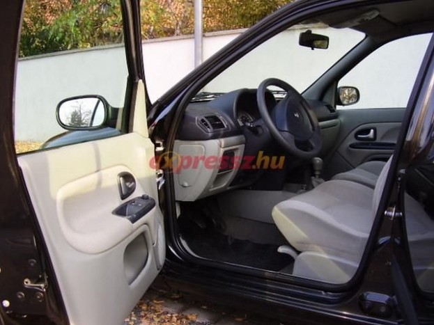 A Clio belső tere RN felszereltségi szinttől egész tűrhető