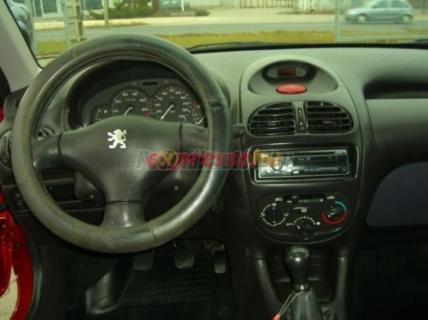 Kopogós tejfölös doboz a Peugeot belseje