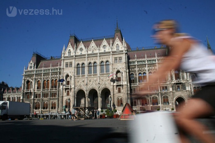 Alacsonyabb regisztrációs díjakról döntött nemrég az Országgyűlés