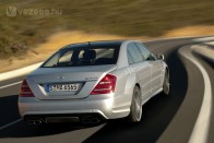 Elvben a Mercedes-Benz S 65 AMG L esetében 1 729 112 forintos csökkenést indokolna az adóterhek változása, elméletben a jelenlegi 70 575 000 Ft helyett jövőre 68 845 888 Ft volna listaára. Ám a csökkenés a forint gyenge árfolyama és a kurzus ingadozása miatt nem valószínű