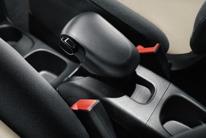 Az új kézifékkart kiengedve kartámasznak mondják. Naná, művégtaggal 