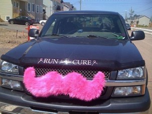 Autók hatalmas bajusszal