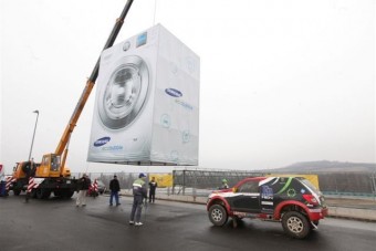 Hatalmas mosógépben tisztult a Dakarra készülő Opel