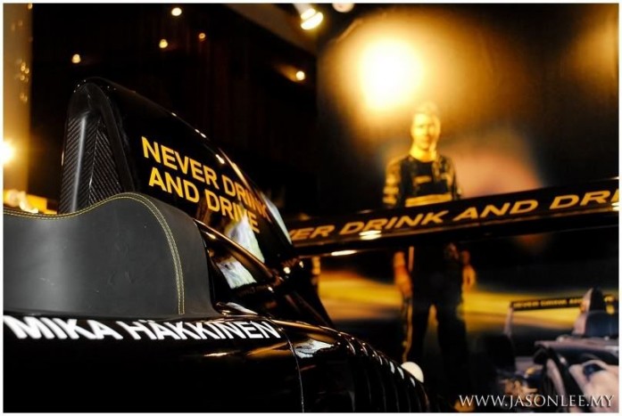 A világ legdrágább tollával dedikáltak a mclarenesek