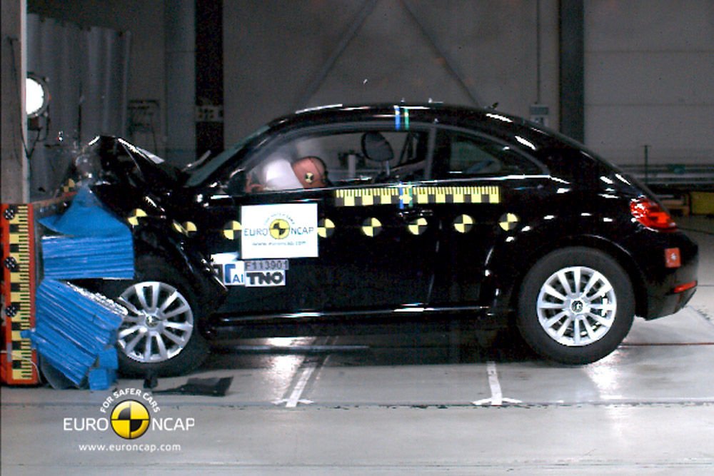 Igazán szépen szerepelt az EuroNCAP töréstesztjén a Volkswagen Beetle. Figyelem, végre egy olyab autó, amelyben megfelelőre ítélték a különböző veszélyekre figyelmeztető jelzéseket!