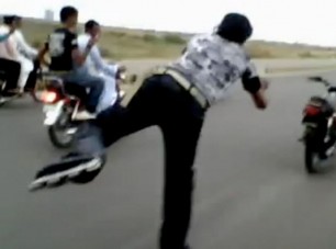A motorokkal táncoló pakisztáni